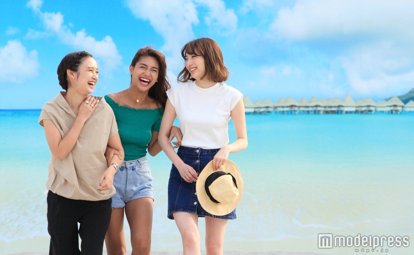 モデル（左から）西本早希、マーサ、佐藤さき／撮影協力：タチヒビーチ（C）モデルプレス