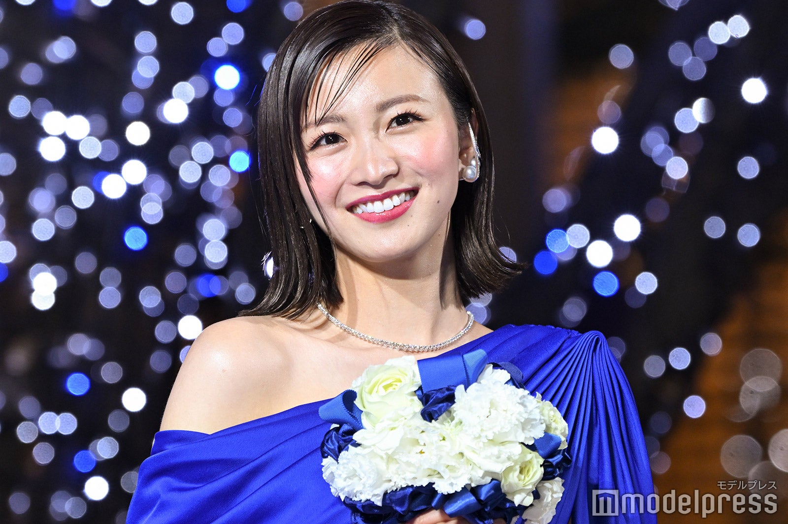 岡崎紗絵、SEXYスリットドレスで登場「すごくショックだった」クリスマスの思い出明かす