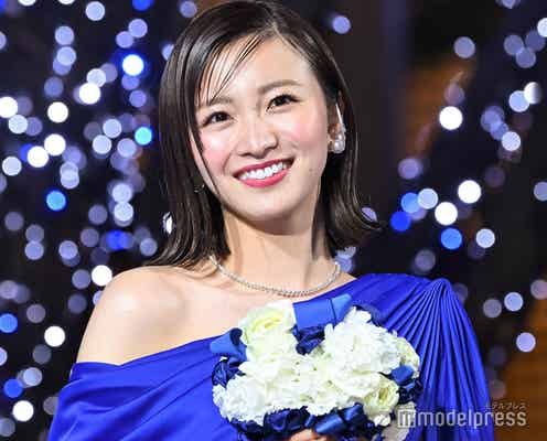 岡崎紗絵、SEXYスリットドレスで登場「すごくショックだった」クリスマスの思い出明かす