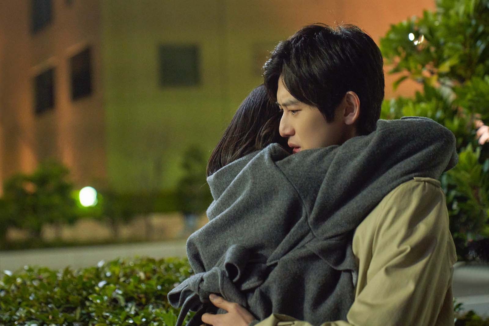 成海璃子、本郷奏多「アイのない恋人たち」第7話より（C）ABCテレビ