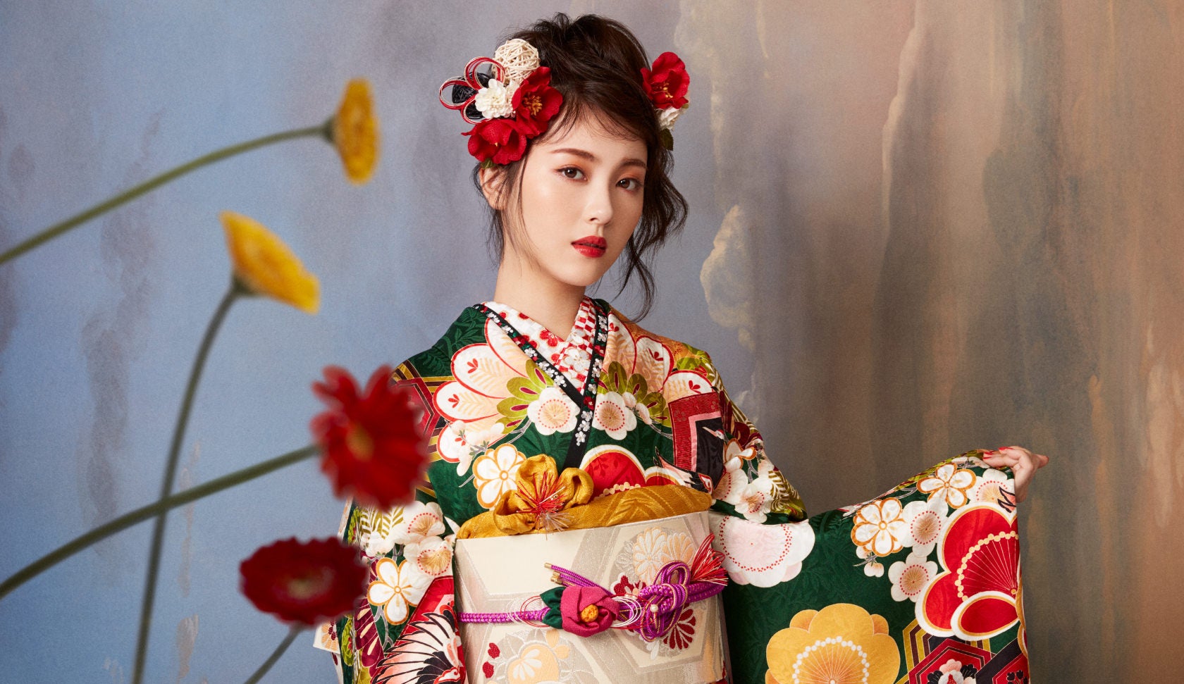 浜辺美波、艶やか振袖姿　エモーショナルな世界観で魅了