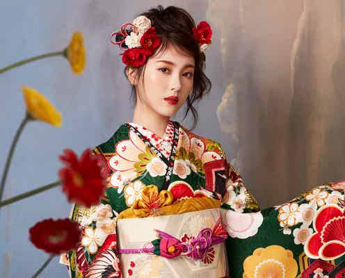 浜辺美波、艶やか振袖姿 エモーショナルな世界観で魅了