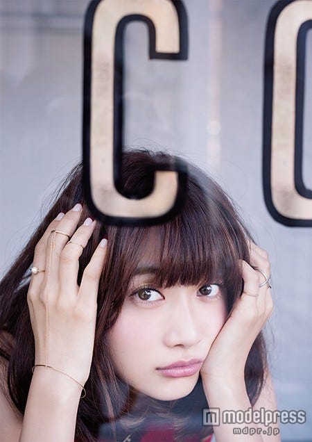 髪をバッサリと切ってイメージチェンジしたヨンア/「andGIRL」3月号(画像提供:エムオン・エンタテインメント)