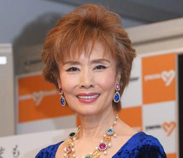 「きれいね、お御足」74歳歌手の奇跡のスタイルに、黒柳徹子が驚嘆 ネットも騒然「70代には見えない」「逆に怖い74歳」「どんなケア？」