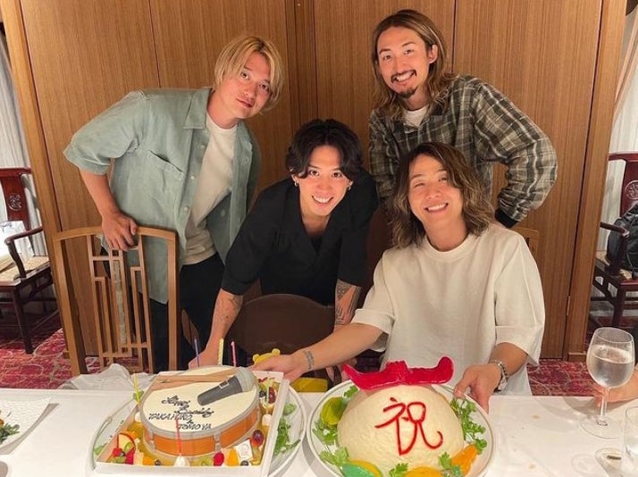 ワンオク、Tomoya誕生日を全員で祝福「最強の家族であり最高のメンバー」4ショットに反響