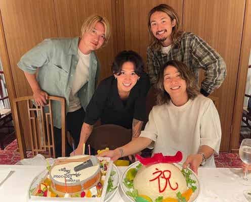 ワンオク、Tomoya誕生日を全員で祝福「最強の家族であり最高のメンバー」4ショットに反響