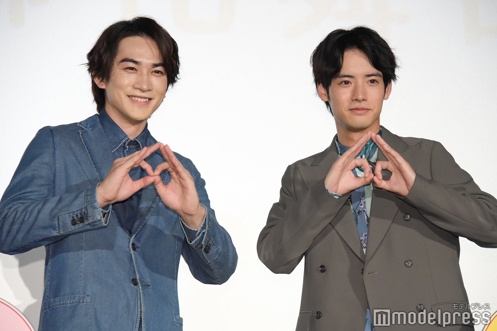 「チェリまほ」ポーズをする町田啓太、赤楚衛二（C）モデルプレス