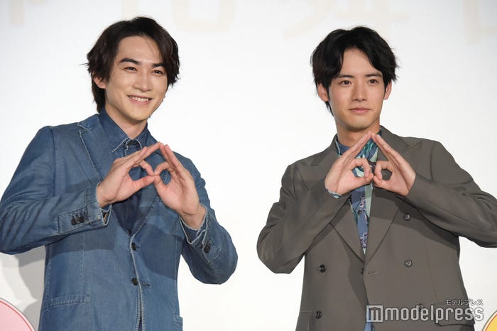 「チェリまほ」ポーズをする町田啓太、赤楚衛二(C)モデルプレス