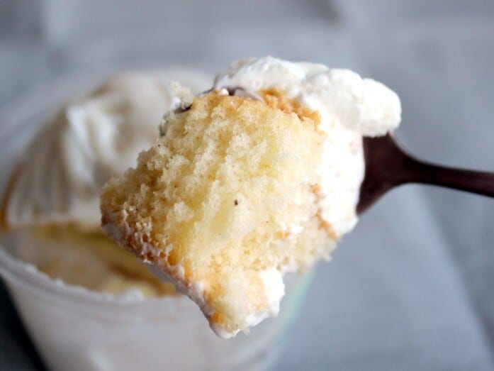 シフォンケーキやソースには、バニラシードが見えます