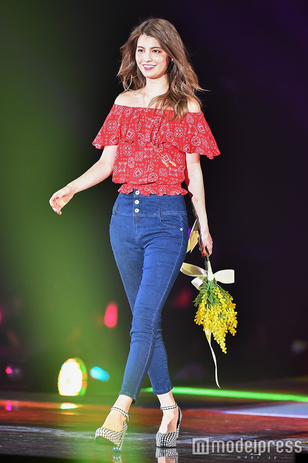 マギー、美デコルテ披露で大人色っぽく　キュートなキス顔も＜GirlsAward 2016 S／S＞