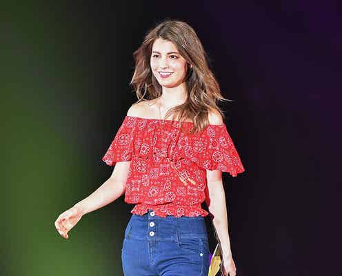 マギー、美デコルテ披露で大人色っぽく キュートなキス顔も<GirlsAward 2016 S/S>