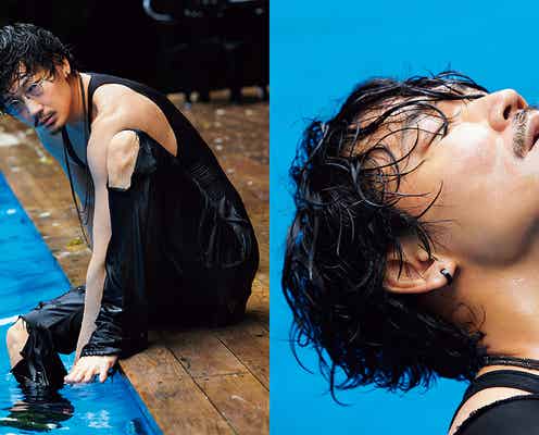 綾野剛、服を着たままプールに “野生”を解放した圧巻の肉体美披露