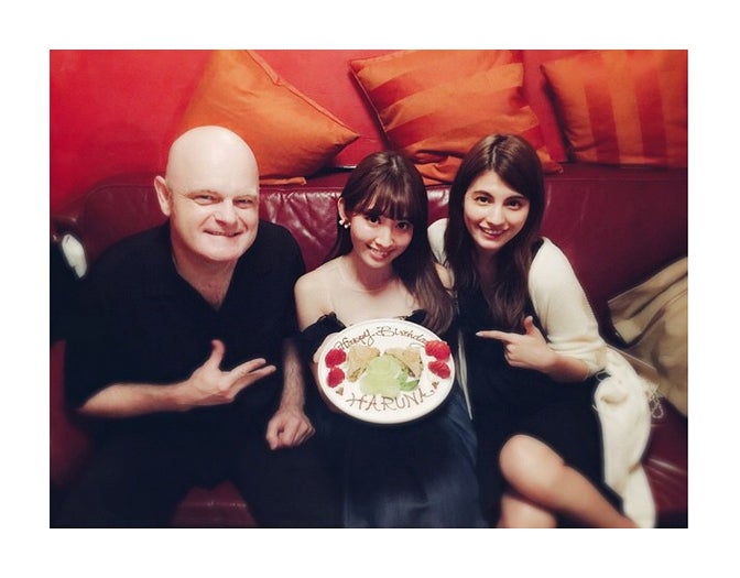 サプライズ誕生日会の様子（左から）マギーの父、小嶋陽菜、マギー／小嶋陽菜Instagramより