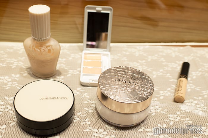 ベースメイクアイテム (C)モデルプレス