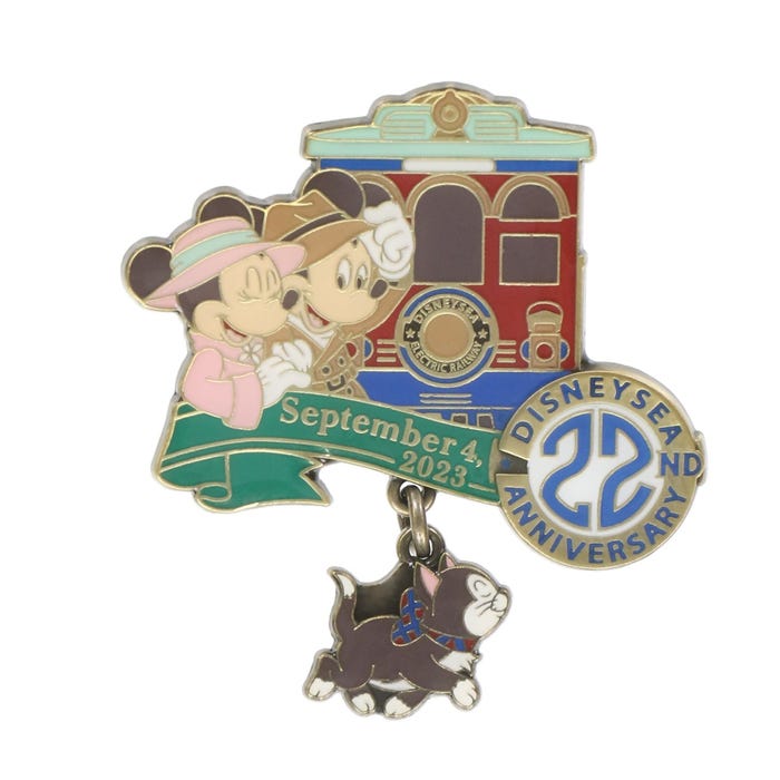 ピンバッジ¥1,200(C)Disney