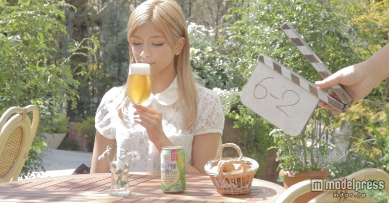 ローラ／「サッポロ ホップ畑の香り」テレビCM「鼻にホップ」篇メイキングショット