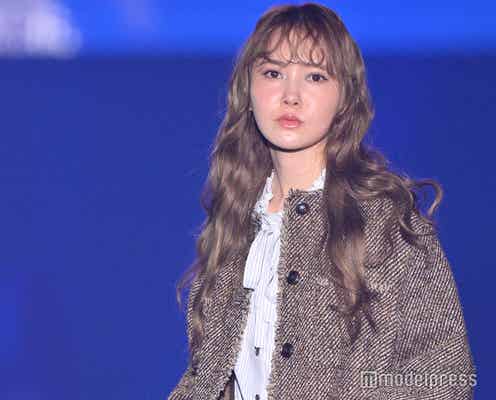 日向坂46加藤史帆、ウェービーヘア×ブルーメイクで雰囲気ガラリ【TGC北九州2024】