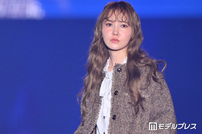 日向坂46加藤史帆、ウェービーヘア×ブルーメイクで雰囲気ガラリ【TGC北九州2024】