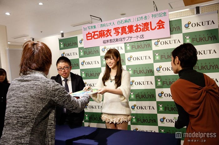 集まったファンと笑顔で交流