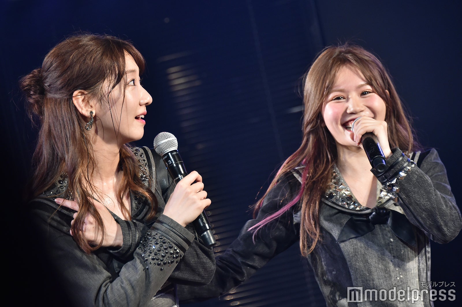 「メロスの道」での柏木由紀への本気のどつきを再現する込山榛香「僕の夏が始まる」公演（C）モデルプレス