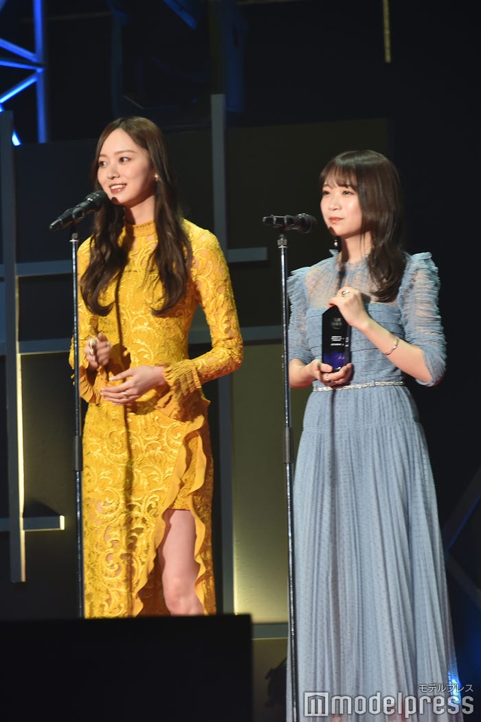 梅澤美波、秋元真夏 (C)モデルプレス