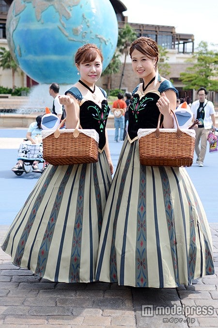 「アナと雪の女王」アナ／（左から）りおなさん、りこさん