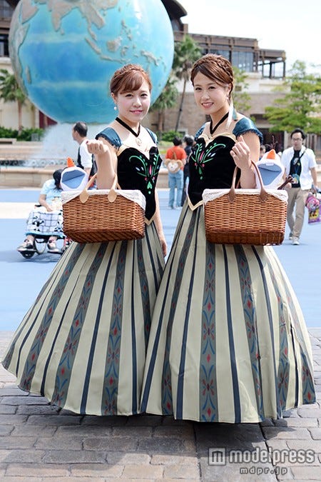 「アナと雪の女王」アナ/(左から)りおなさん、りこさん