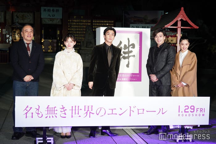 左から:佐藤祐市監督、山田杏奈、岩田剛典、新田真剣佑、中村アン (C)モデルプレス