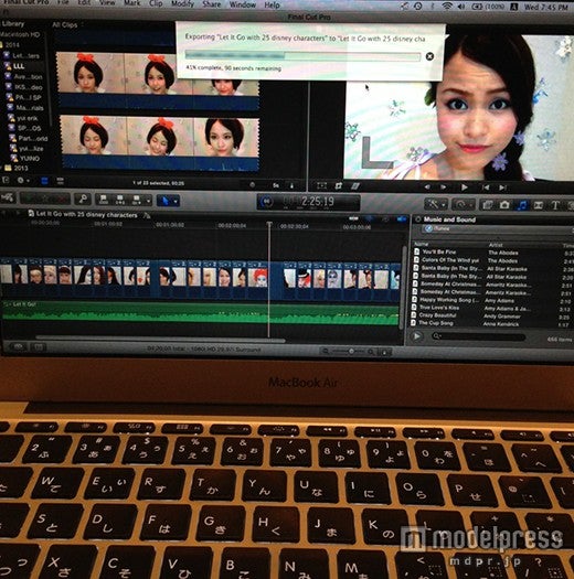 自宅の部屋で一人こもってもくもくと作業を行っている／「Let It Go with 25 Disney Characters」制作風景