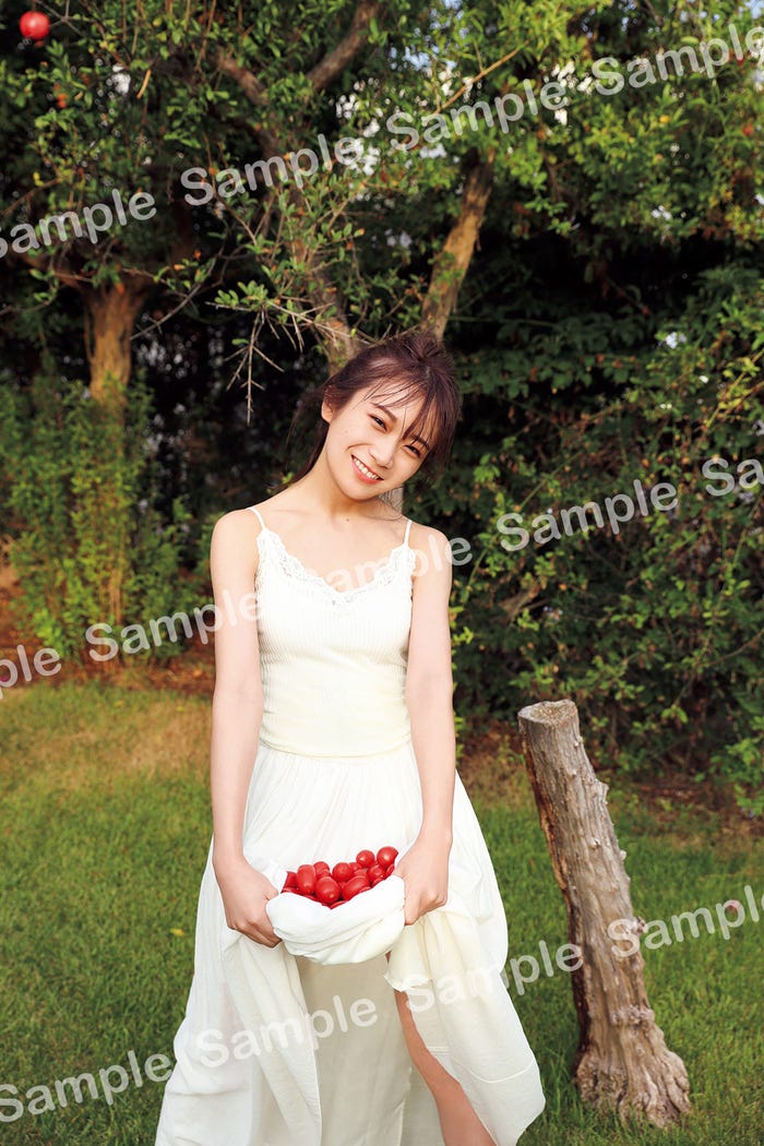 秋元真夏/封入特典ポストカード6種類/撮影:倉本GORI(発売:竹書房)