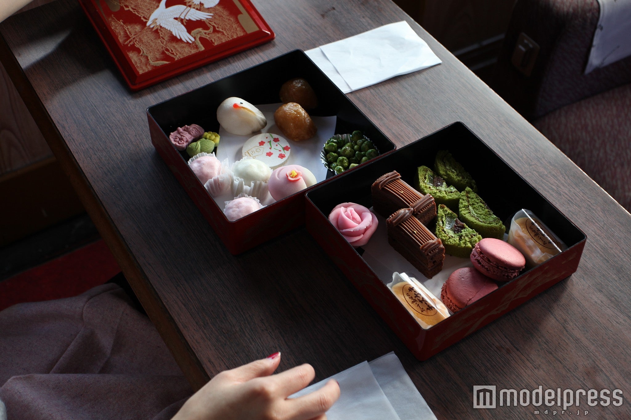 初運行「スイーツ列車」で春の女子旅へ　レトロな展望車で楽しむランチ＆和スイーツ