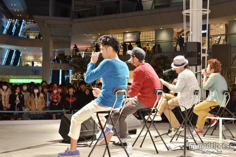 大勢のファンが見守る中、演奏を行った今井洋介と「逗子三兄弟」のメンバー