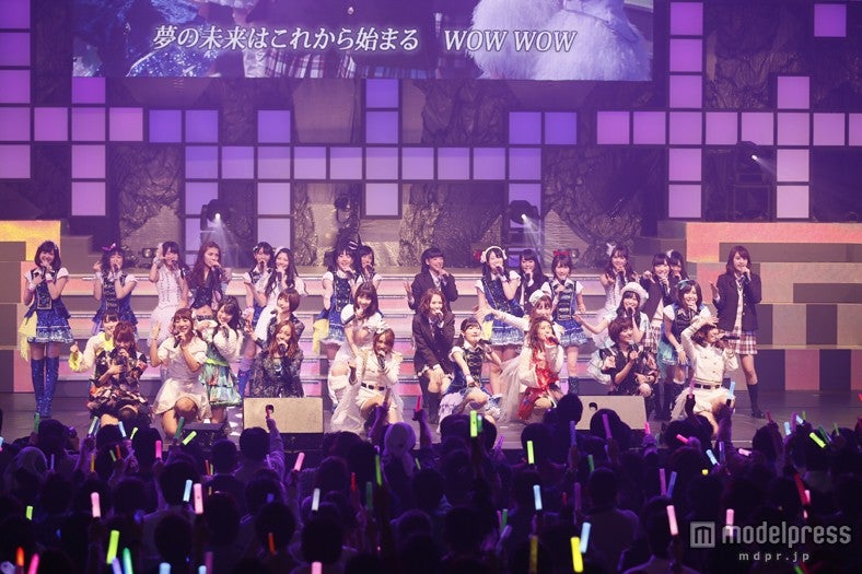 「少女たちよ」を披露したAKB48（C）AKS