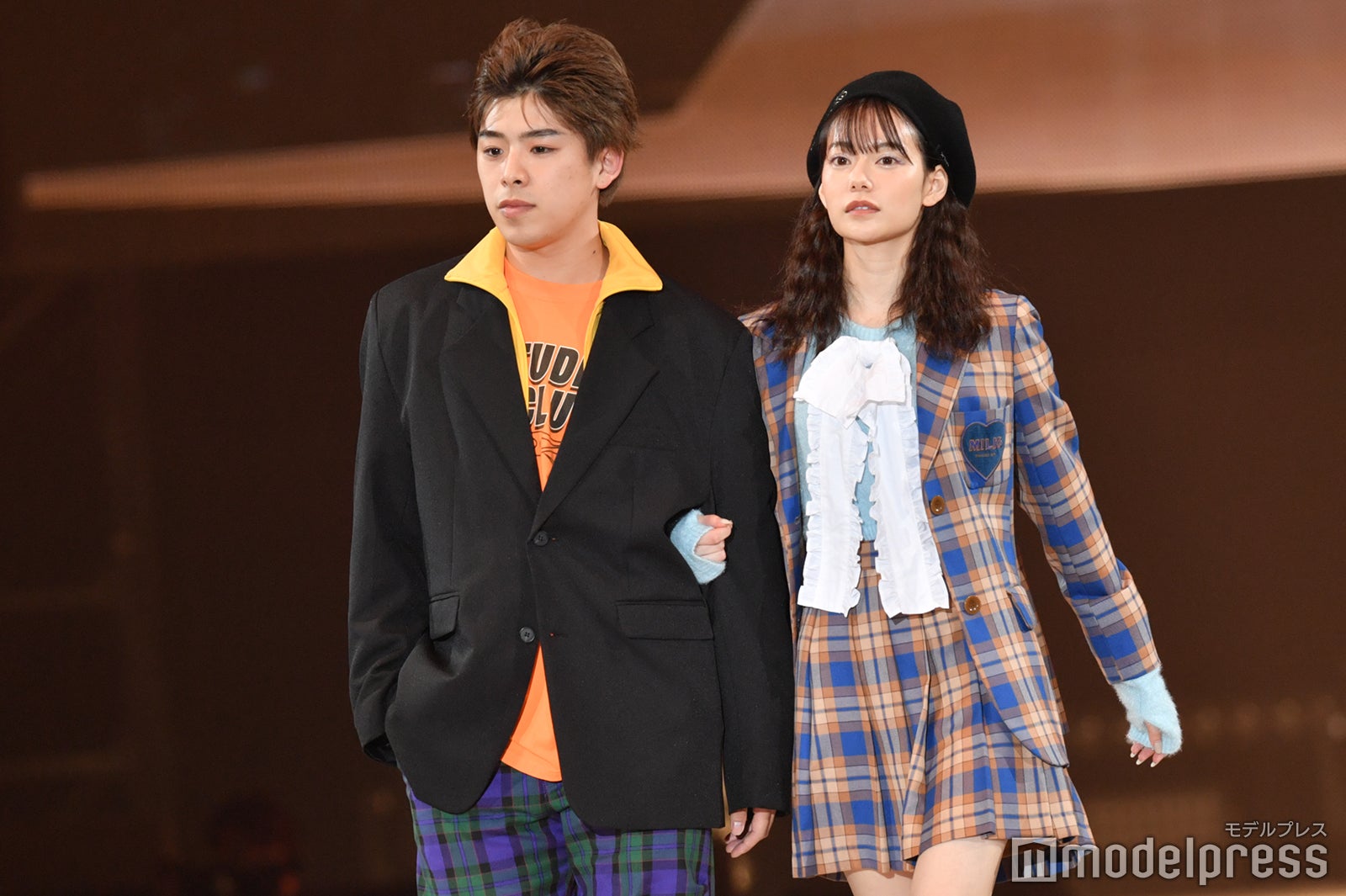 カップルYouTuberなこなこ、スクール風ルックでハロウィン先取り なごみのカーリーヘアがキュート＜札幌コレクション 2022 A／W＞