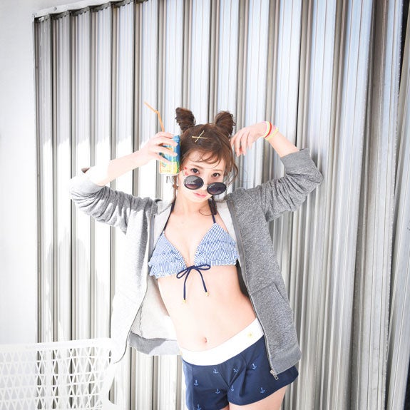 レーススカラップパンツ付三角ビキニ3点セット「BENETTON」10,000円（税抜）