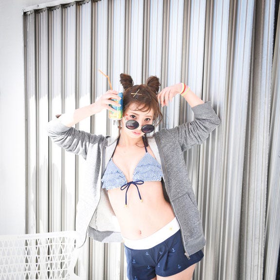 レーススカラップパンツ付三角ビキニ3点セット「BENETTON」10,000円(税抜)