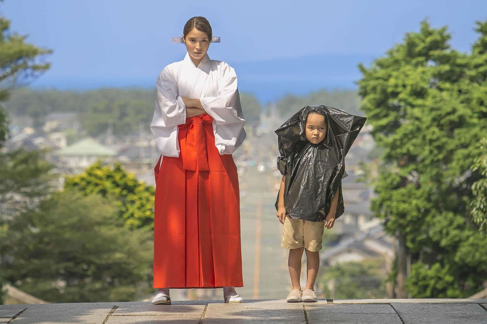 広瀬アリス主演映画『巫女っちゃけん。』メインビジュアル（C）2017『巫女っちゃけん。』製作委員会