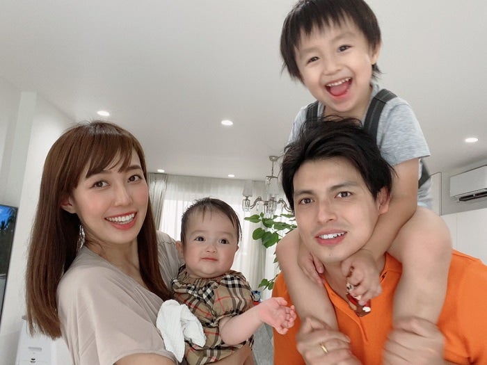 アレク 川崎希 家族4人の集合ショットを公開 なかなか撮るのが大変で モデルプレス