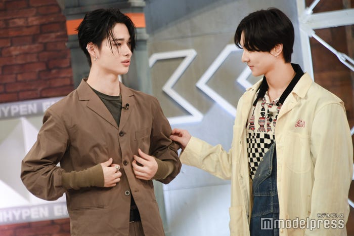 NI-KI(ニキ)のコーディネートに興味津々のJUNGWON(ジョンウォン)(C)モデルプレス