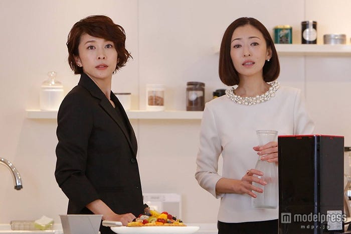 『上流階級~富久丸百貨店外商部~』場面カット/(左から)竹内結子、松雪泰子(c)フジテレビ