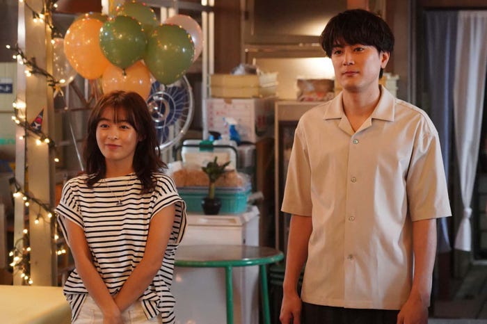 森七菜、間宮祥太朗「真夏のシンデレラ」第8話より(C)フジテレビ