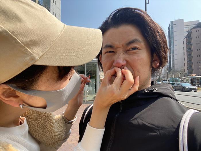 才賀紀左衛門 彼女が身だしなみチェックをする様子を公開 鼻毛出まくりで モデルプレス