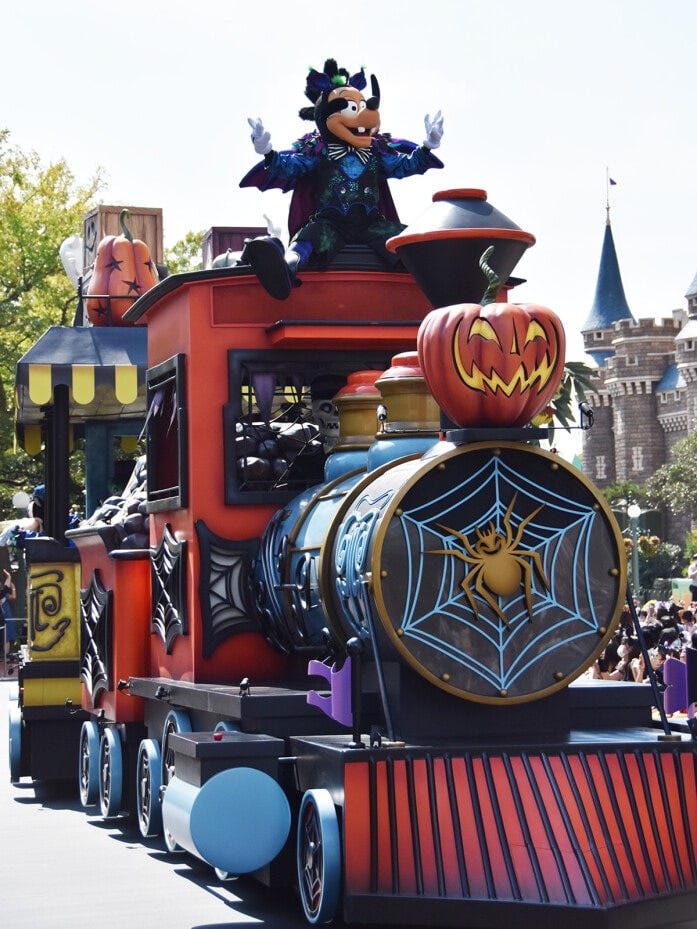 ハロウィーン仕様の列車の上にはマックス