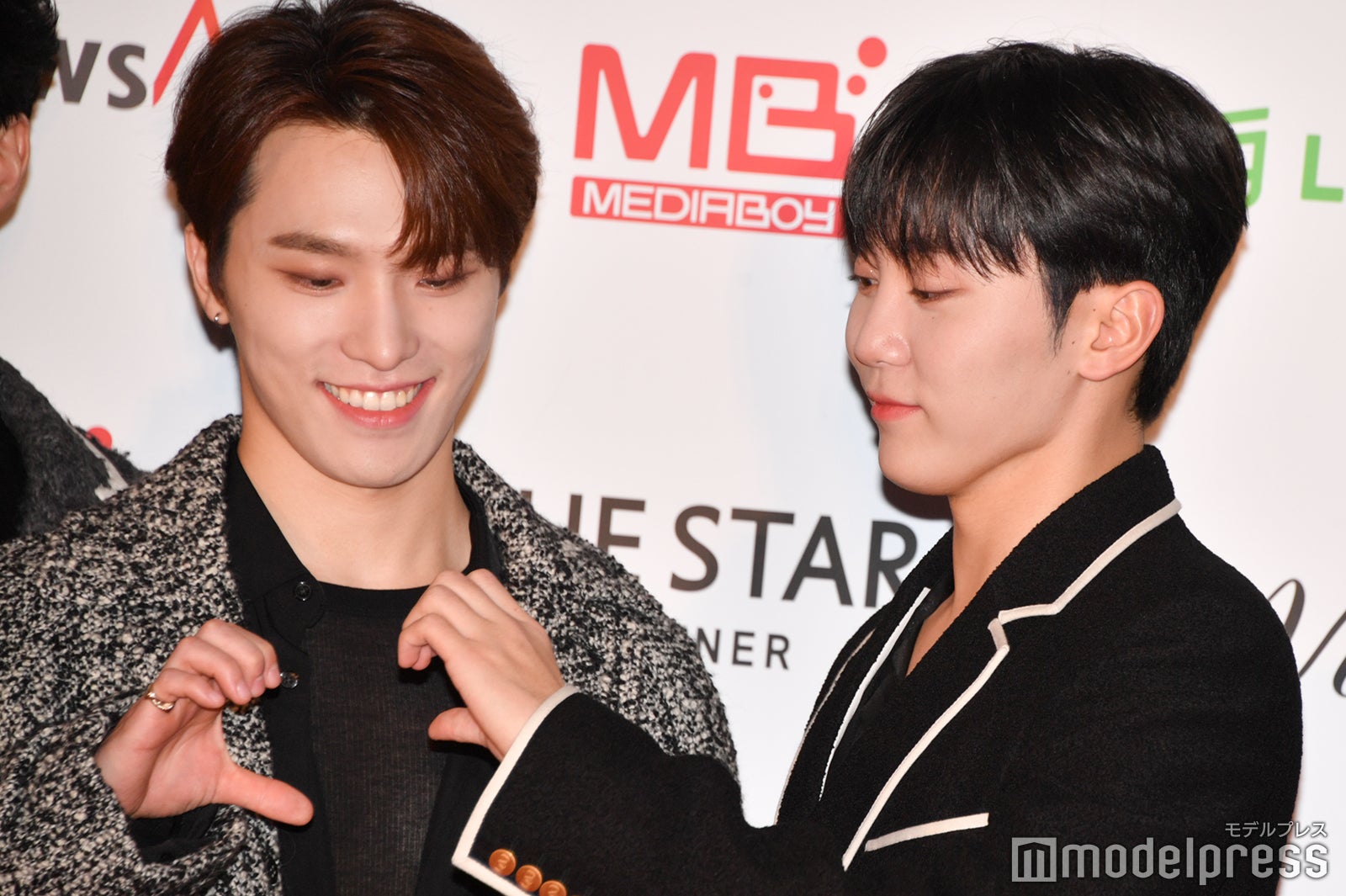 ハートを作るディノとスングァン（C）モデルプレス