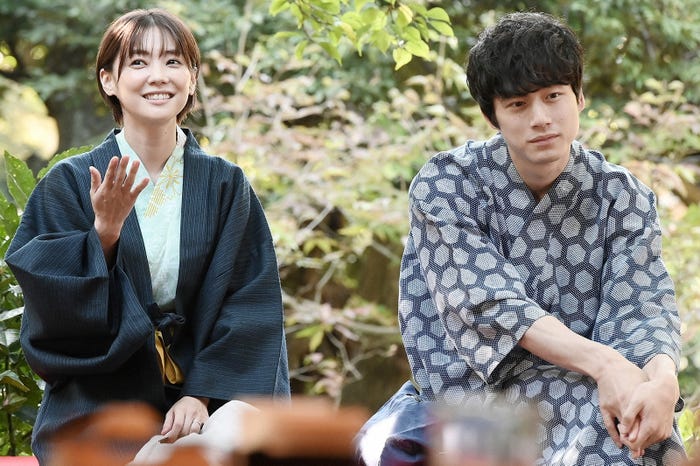 倉科カナ、坂口健太郎/「婚姻届に判を捺しただけですが」第4話より(C)TBS