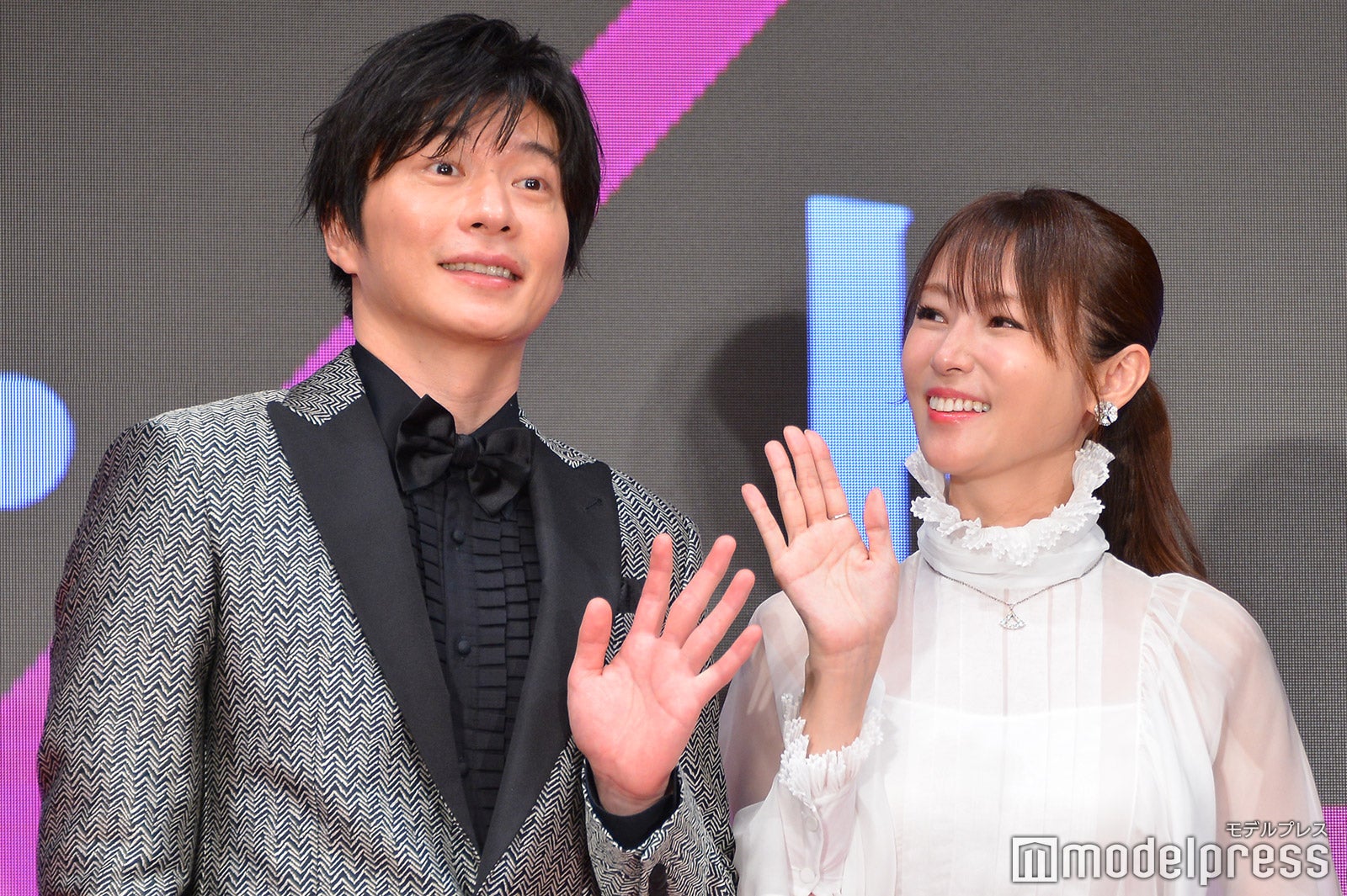 表情豊かな田中圭を見守る深田恭子（C）モデルプレス