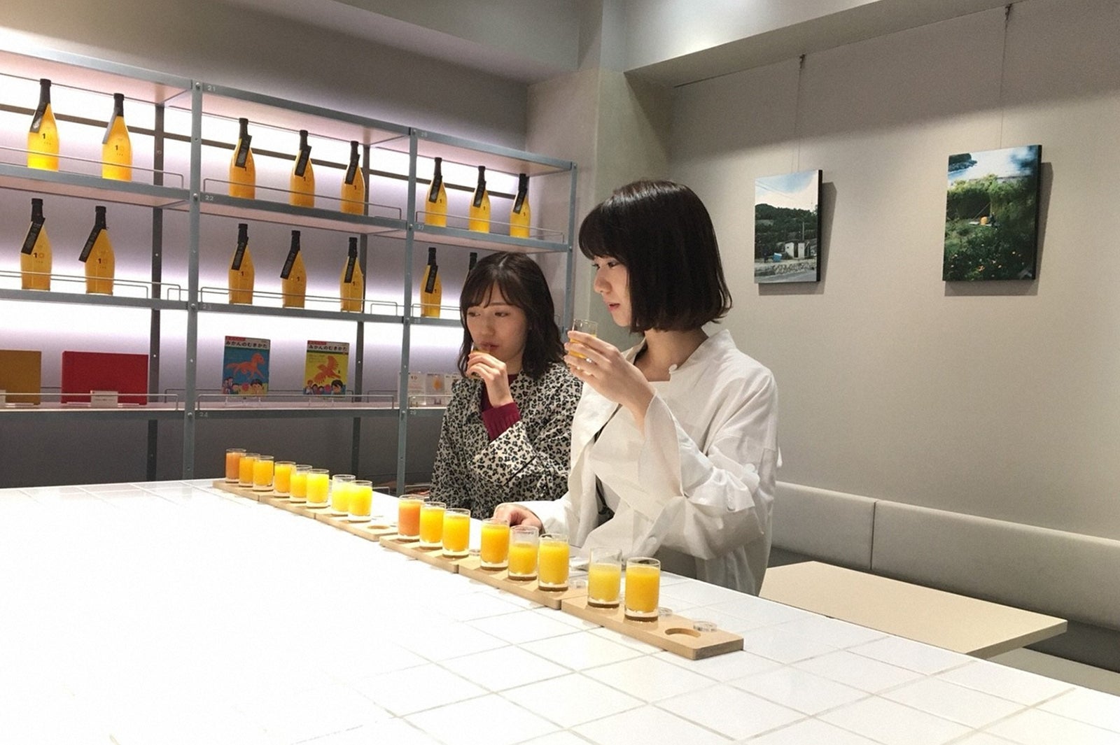 （左から）渡辺麻友、柏木由紀（C）TBS