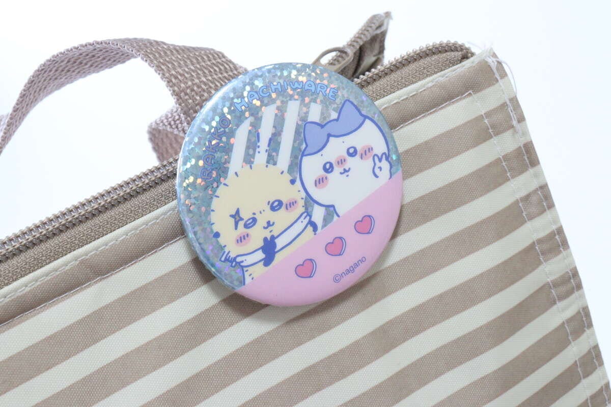ダイソーの缶バッジ　ハチワレ＆ラッコの使用例