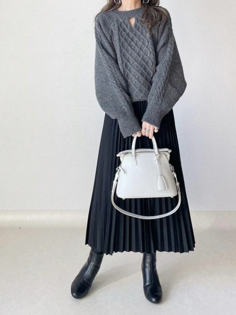 レディース　コーディネート　コーデ　着こなし　トレンド　おしゃれ　お洒落　オシャレ　2022　冬　クリスマス　ホリデー　モテ　デート　モテコーデ　クリスマスデート　デートコーデ　ニット　グレー　黒スカート　スカート　黒　ブラック　プリーツスカート