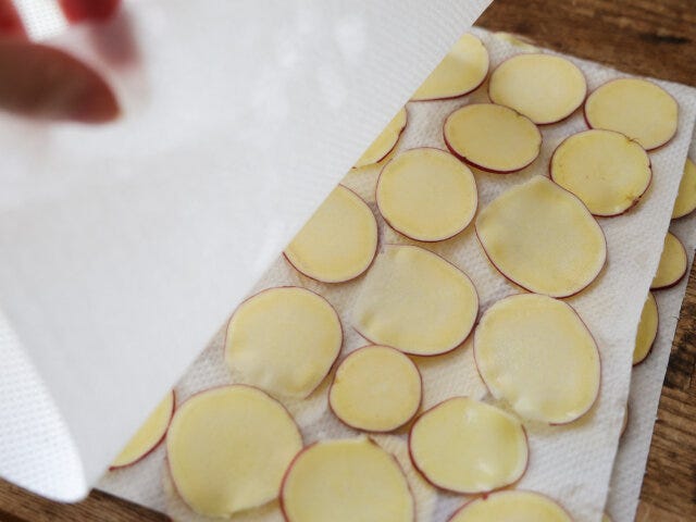 ザルに移して水を切ったら、キッチンペーパーの間に挟み、軽く押さえて水分をふき取る。